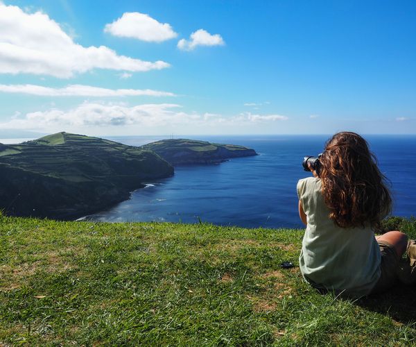 frau-mit-kamera-auf-sao-miguel