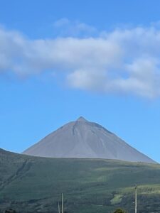 blick-auf-den-pico-mit blauem-himmel