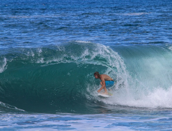 surfer-mit-boardshorts-in-barrel
