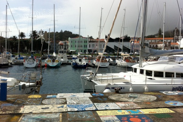 blick-in-den-hafen-horta-faial