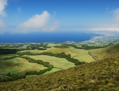 blick-auf-die-kueste-von-sao-miguel-vom-berg-runter